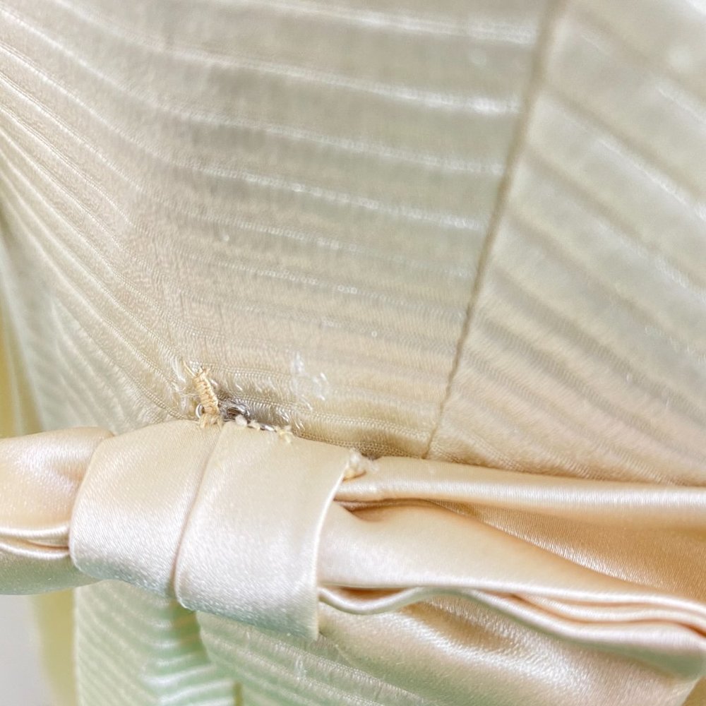 Vintage Ivory Ribbon Bow & Trim Wedding Dress - Picture 13 of 14